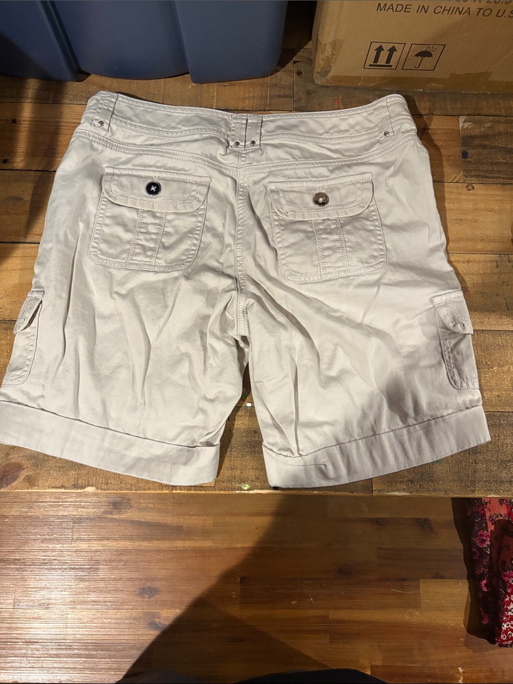 White House Black Market Cream Cargo Bermuda Shorts - Picture 4 of 4